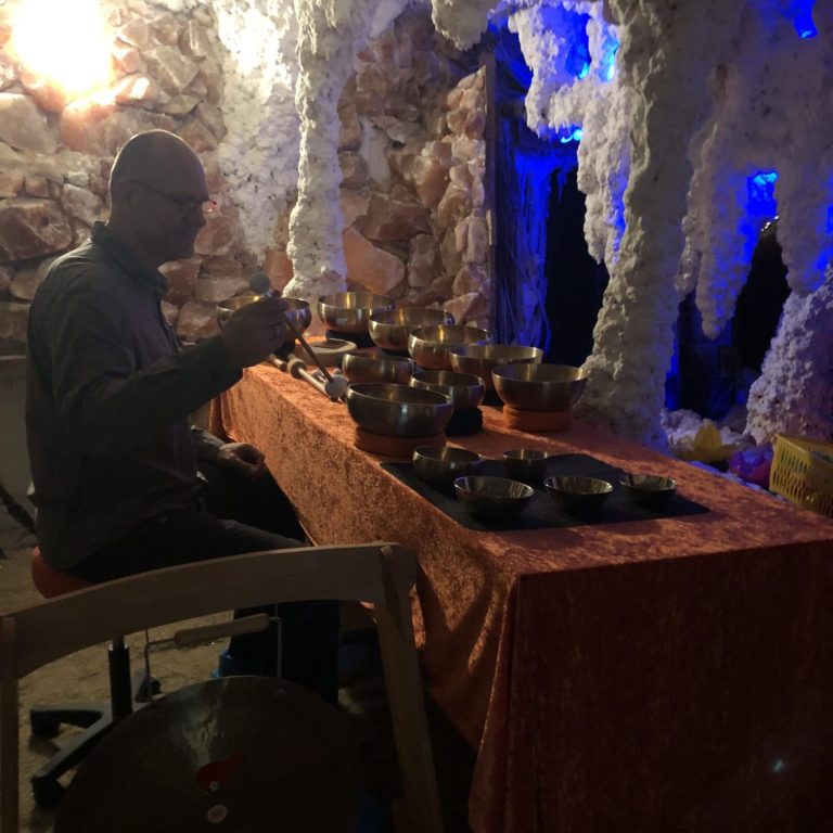 Einstimmung auf die Klangschalenmeditation Die Klangschalen in der Salzgrotte aufgebaut!