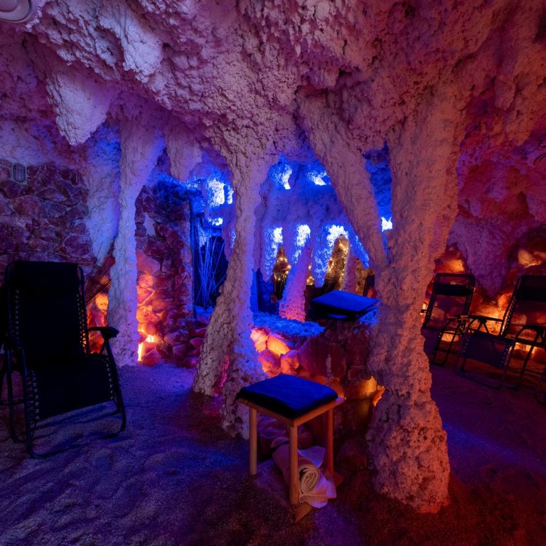 Ruhe und Erholung in der Salzgrotte Raumeindruck der Salzgrotte - Liegestühle zum Entspannen